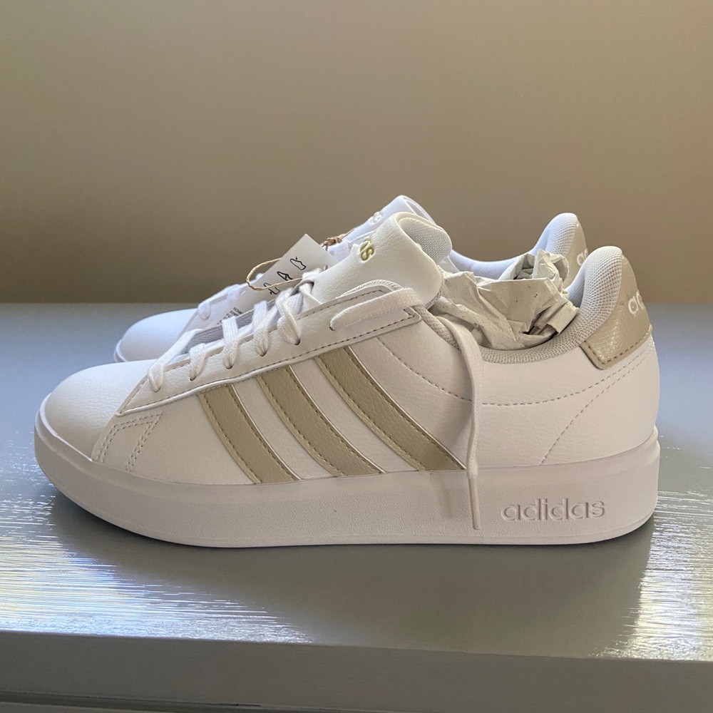 Adidas ladies grand court sz 8